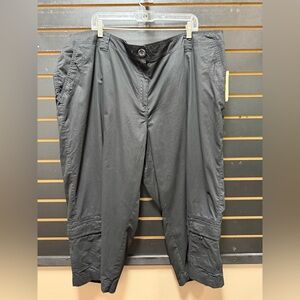 Make + Model Black Cotton Cargo Capri Pants NWT Size 24